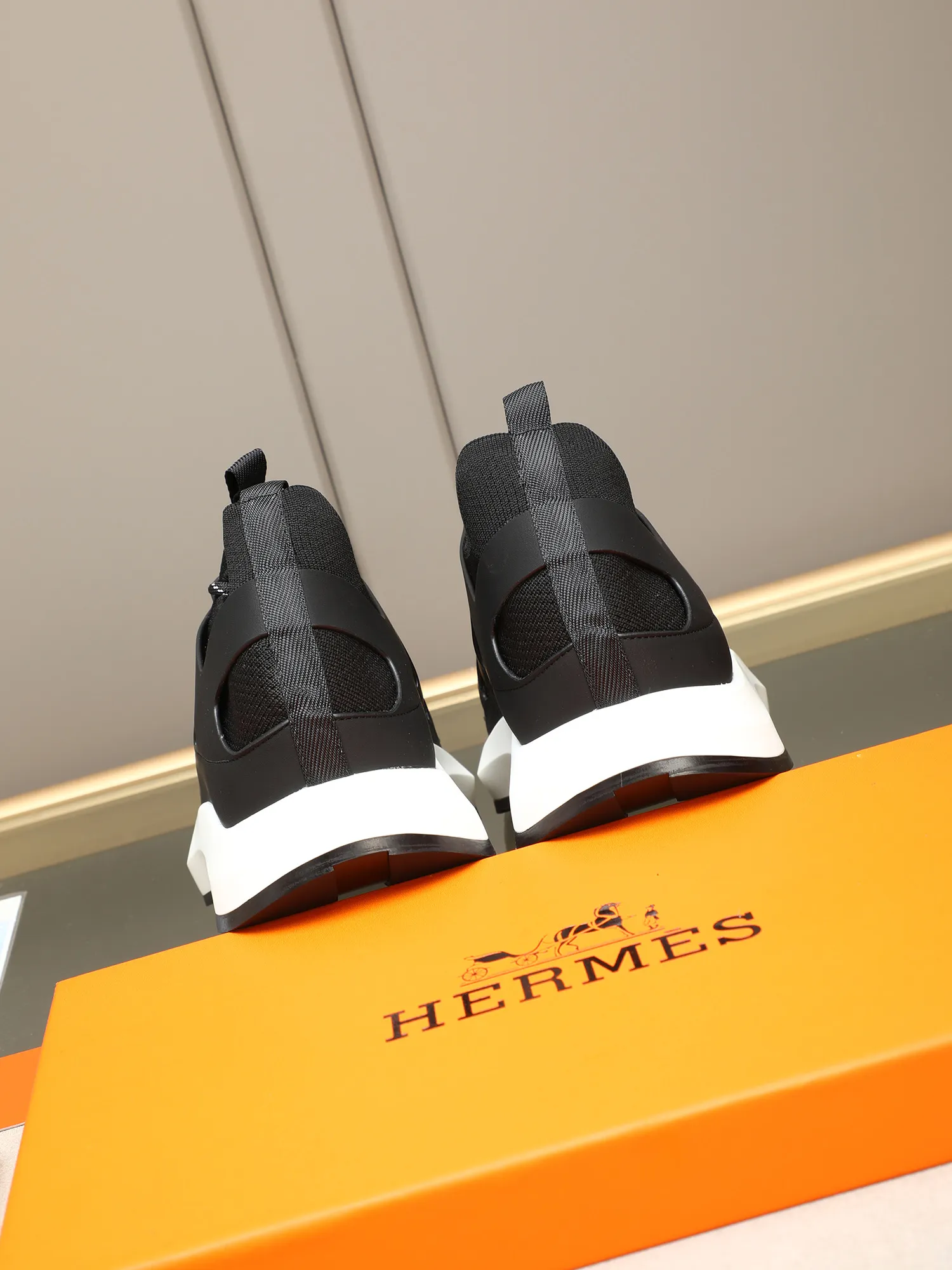 Men's shoes💰580 HERMES/Hermès men's rest sneakers! -High-end quality original casual sports shoes -Upper: high nappa calfskin, forging technology, knitted fabric, shoe brand webbing, injection molded brand logo -Inner: foot pad; water-dyed cowhide -Outsole: ultra-light TPU·rubber; two-color molded outsole -Ultra-high quality control·fine workmanship: highlighted (high-end·luxury·grade) Size: 38-39-40-41-42-43-44 (45 can be customized)